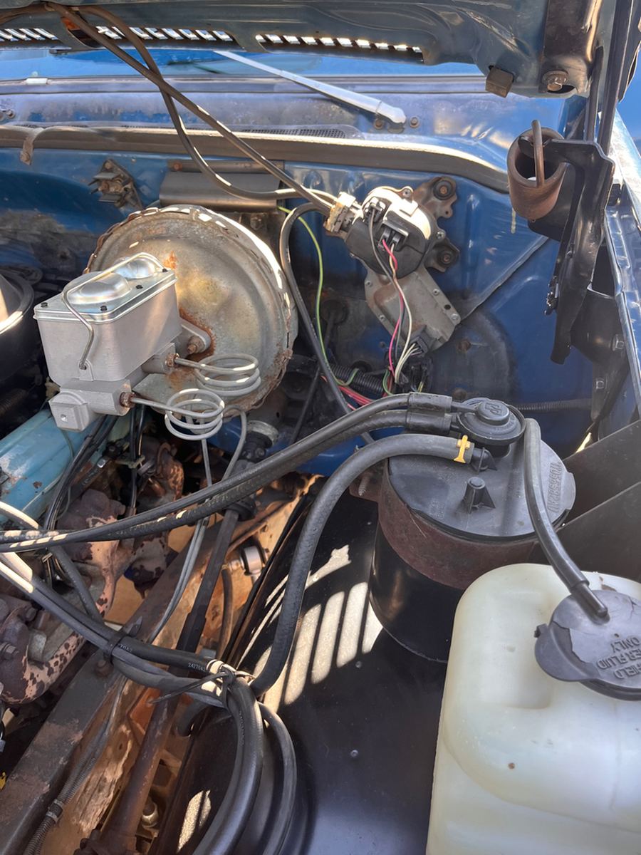 Carburetted engine bay with the air cleaner in place