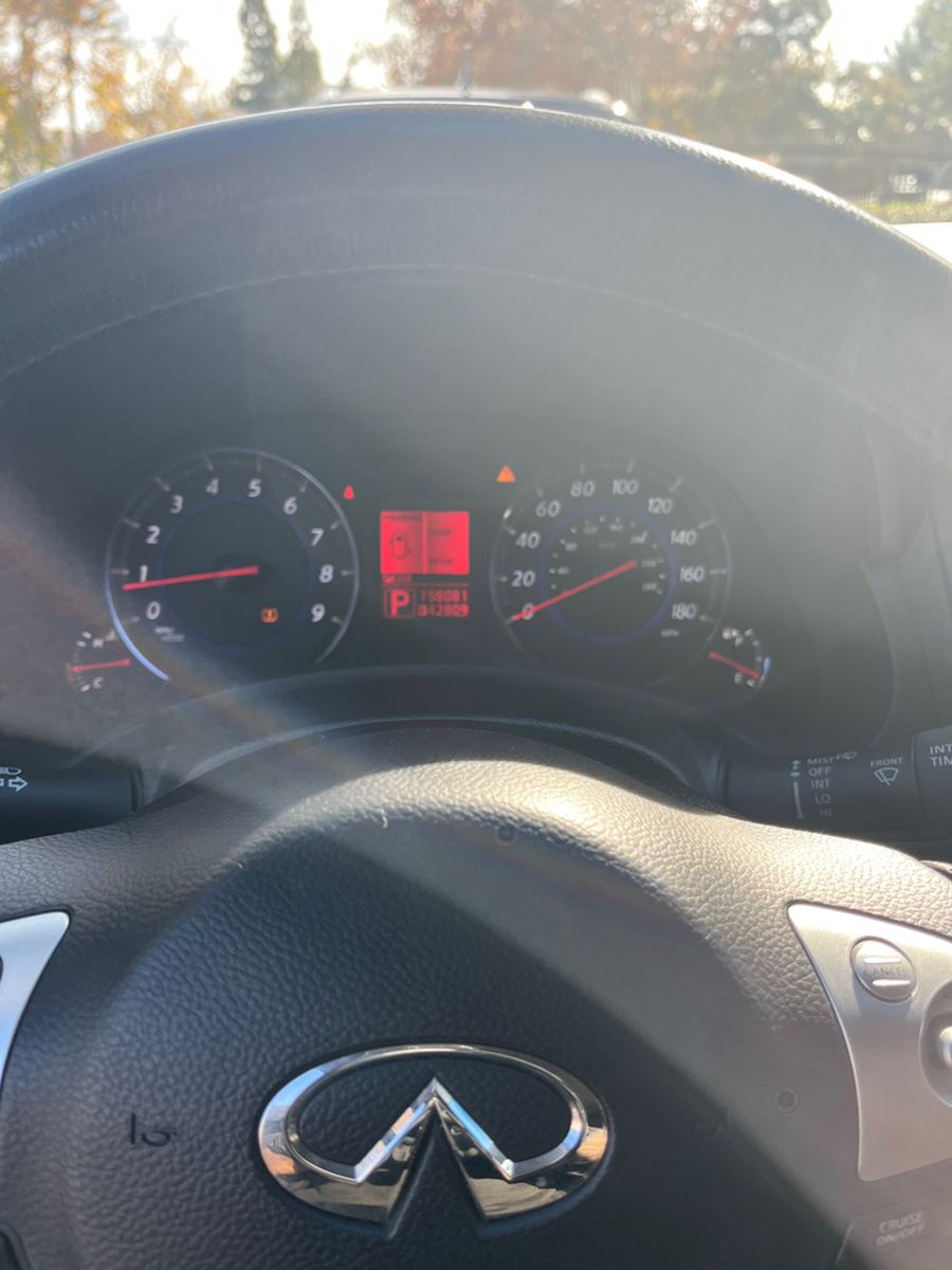 Infiniti instrument cluster and steering wheel at key-on