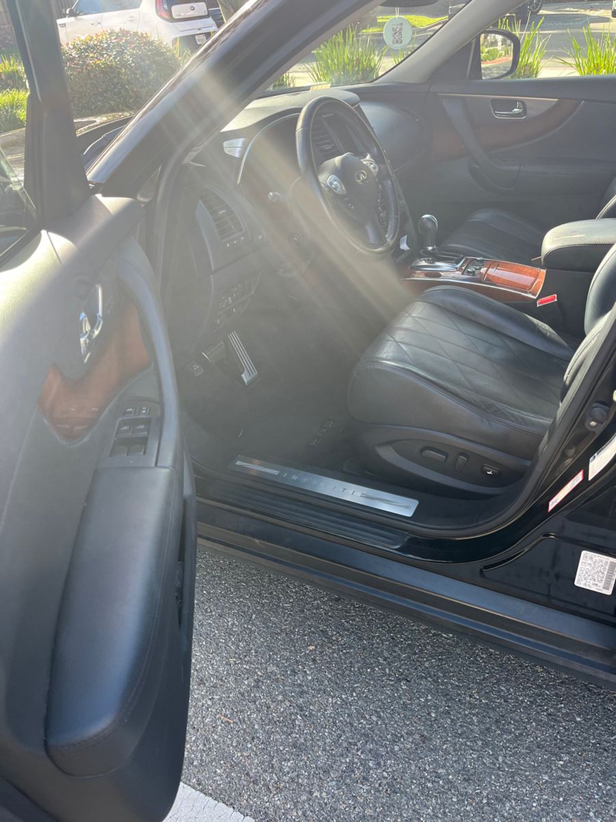 Driver seat, steering wheel and center console inside an Infiniti FX35