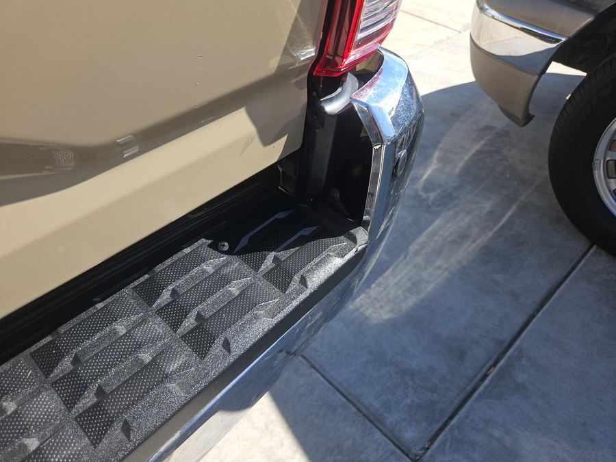 Pickup bed floor with a ribbed bed liner, tailgate down