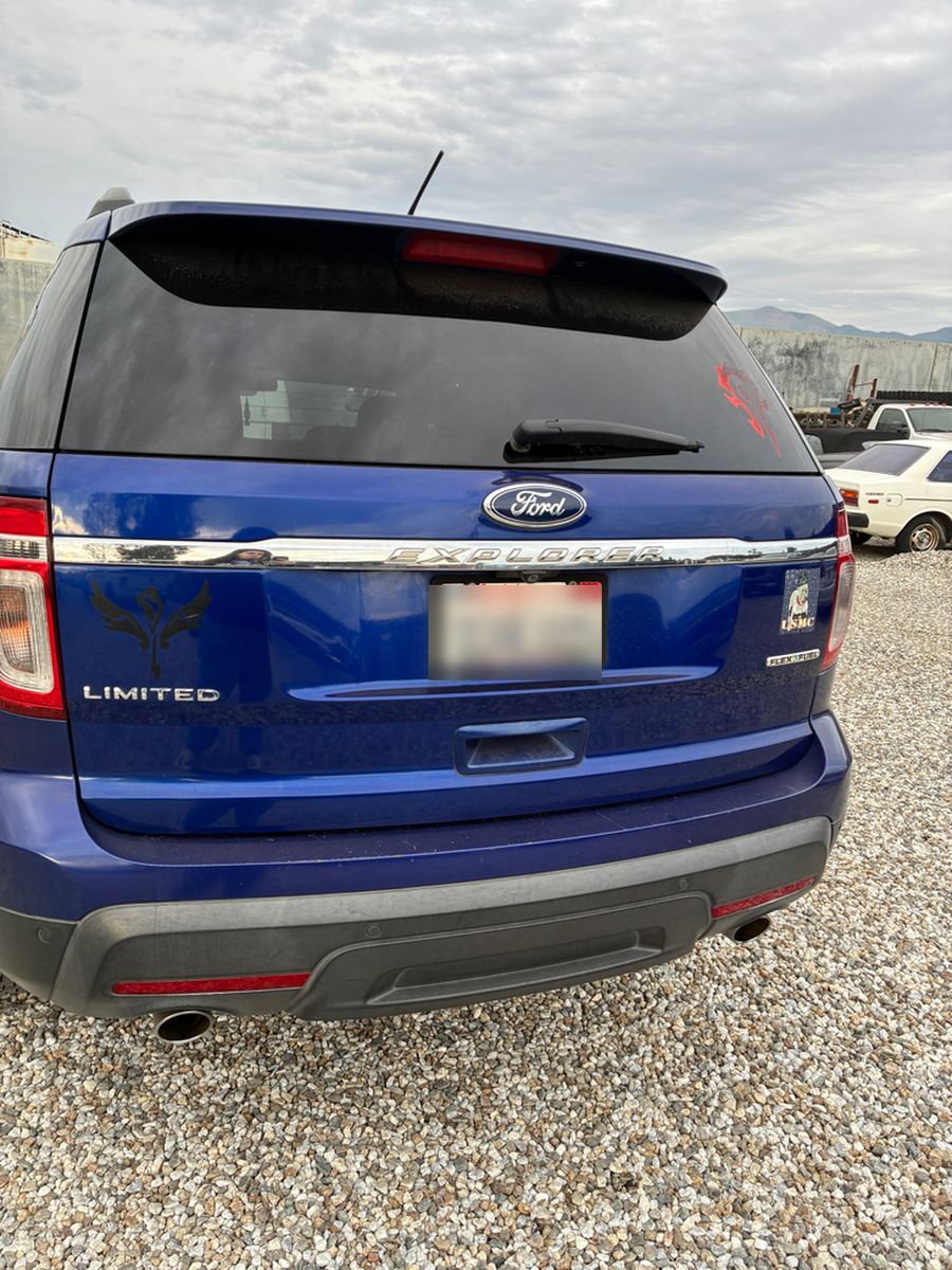 Rear of a blue Ford Explorer Limited with the number plate blurred out